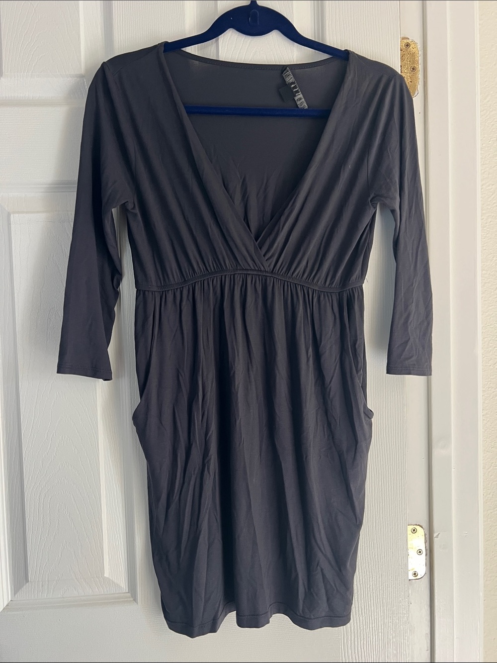 Forever 21 V-Neck Knee-Length Dress in Charcoal Gray w/ Pockets & 3/4 sleeves
